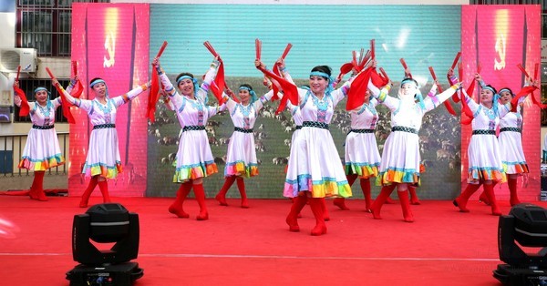 天津滨海:海滨街心港假日东里社区举办文艺汇演庆祝中国共产党成立100周年