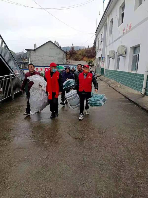 太湖北中：雨雪之中送温暖